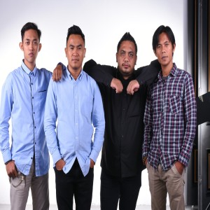 Listen to Menduakan Ku song with lyrics from Emran Band