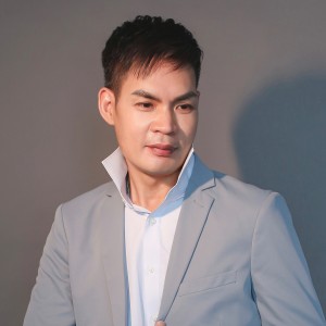 Listen to 顺流逆流 (cover: 徐小凤) (完整版) song with lyrics from 周星濠
