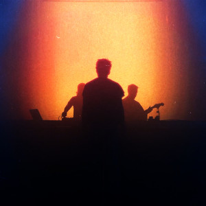ดาวน์โหลดและฟังเพลง RUSH พร้อมเนื้อเพลงจาก OIEE