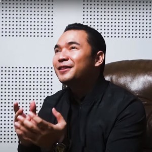 Dengarkan Bawaku Mendekat lagu dari Sandy Nugroho dengan lirik