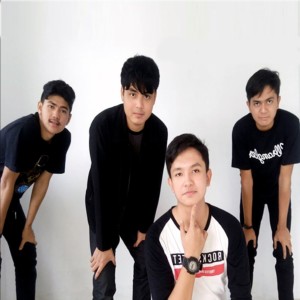 Dengarkan Ketika Matahari Terbenam lagu dari Welksman dengan lirik