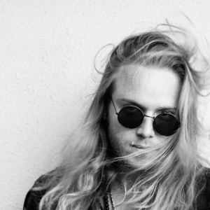 Dengarkan lagu Only Girl nyanyian Trev Lukather dengan lirik