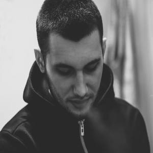 Dengarkan lagu Босанова nyanyian Dezz dengan lirik