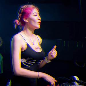 Dengarkan DJ - TRAGEDI KAMAR MANDI FULLBASS lagu dari DJ Christie dengan lirik