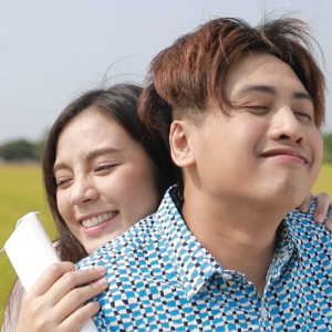 Dengarkan lagu นัดน้องมาเย็น nyanyian เบนซ์ เมืองเลย dengan lirik