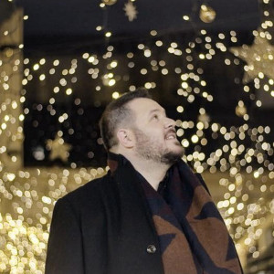Listen to Stiže Božić song with lyrics from Mate Grgat