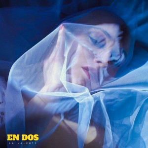 ดาวน์โหลดและฟังเพลง En Dos พร้อมเนื้อเพลงจาก La Valenti