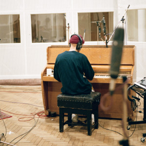 ดาวน์โหลดและฟังเพลง Taurus พร้อมเนื้อเพลงจาก River Tiber