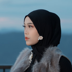 Dengarkan Deraian Air Mata lagu dari Rheka Restu dengan lirik