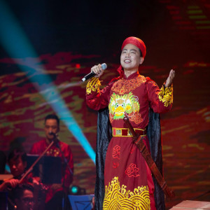 Listen to Linh Thiêng Hào Khí Việt Nam song with lyrics from Hoàng Viết Danh