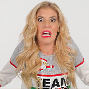 收聽Rebecca Zamolo的Ugly Christmas Sweater歌詞歌曲