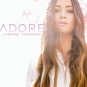 ดาวน์โหลดและฟังเพลง Adore พร้อมเนื้อเพลงจาก Jasmine Thompson