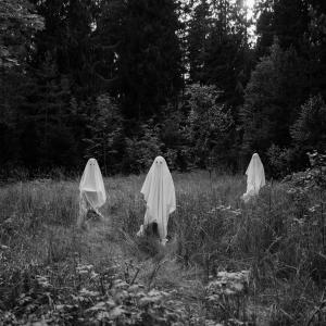 Dengarkan Ghost In The Static (Explicit) lagu dari Aezir Wind dengan lirik