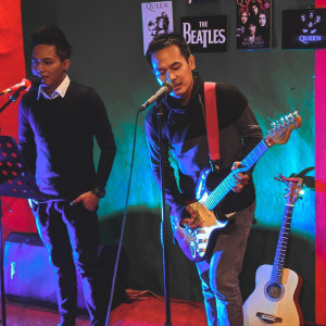 Dengarkan lagu Kau Tigakan Cinta nyanyian Fey Perianata dengan lirik