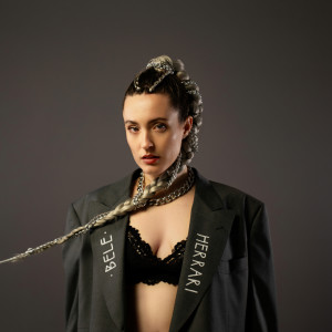 Dengarkan epel lagu dari Bele dengan lirik