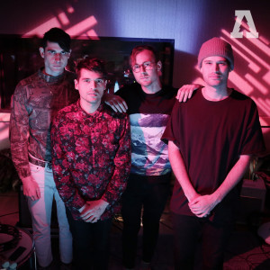 收听White Arrows的Nobody Cares (Audiotree Live Version)歌词歌曲