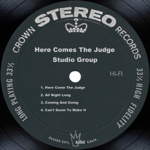 ดาวน์โหลดและฟังเพลง Here Come The Judge พร้อมเนื้อเพลงจาก Studio Group