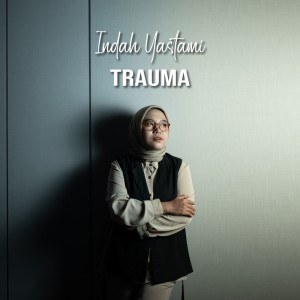Dengarkan Trauma lagu dari Indah Yastami dengan lirik