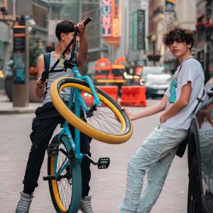 收聽LYU的Neva Fit In (Explicit)歌詞歌曲