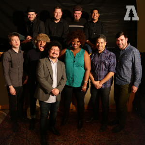 ดาวน์โหลดและฟังเพลง Giver (Audiotree Live Version) พร้อมเนื้อเพลงจาก The Suffers