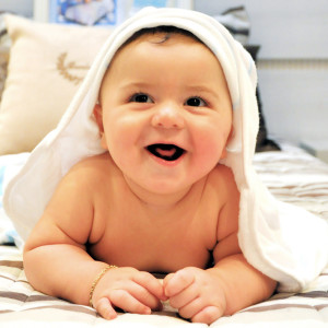 Dengarkan lagu Little Baby Happily Playing On A Crib nyanyian Sleep Well My Baby dengan lirik