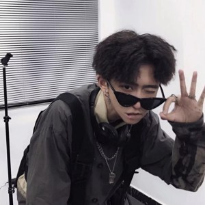 Listen to 点歌的人 song with lyrics from 郭宇杰