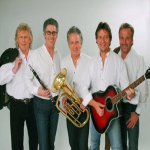 ดาวน์โหลดและฟังเพลง Vino Rosso (Dolce Vita) พร้อมเนื้อเพลงจาก T0PS (German)