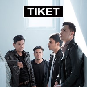 ดาวน์โหลดและฟังเพลง Istimewa พร้อมเนื้อเพลงจาก Tiket
