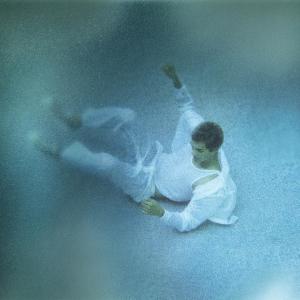 ดาวน์โหลดและฟังเพลง Frío พร้อมเนื้อเพลงจาก Omar Apollo