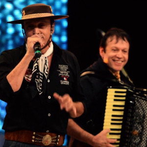 Listen to Barraca Armada Ância De Baile Morenaça (Ao Vivo) song with lyrics from Garotos de Ouro