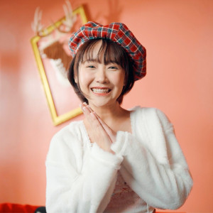 收聽MAKEUA的ยิ้มหน่อยสิ歌詞歌曲