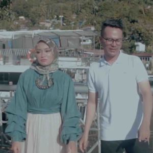 Listen to Batapuak Sabalah Tangan song with lyrics from Indrie Mae