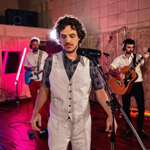 收聽Lucho Milocco的Amores como el nuestro歌詞歌曲