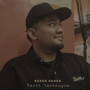 收聽REZAH DARDA的Terus Tersenyum歌詞歌曲