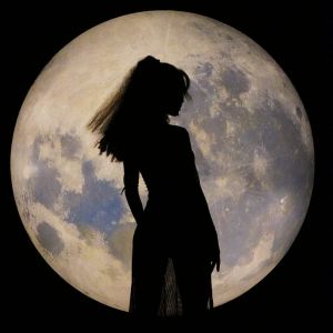 Dengarkan lagu 月亮哭 Yue Liang Ku Vầng Trăng Khóc nyanyian Mai Anh dengan lirik