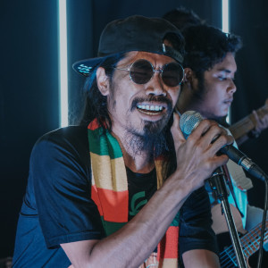 Dengarkan lagu Assalamualaikum nyanyian Gading Aikmel dengan lirik