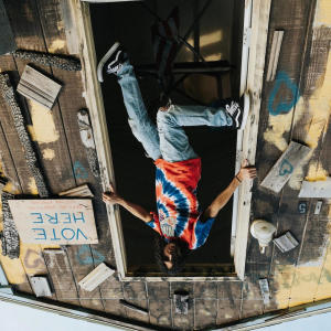 ดาวน์โหลดและฟังเพลง Holding On พร้อมเนื้อเพลงจาก Cloudy1