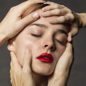 ดาวน์โหลดและฟังเพลง God Must Be Doing Cocaine พร้อมเนื้อเพลงจาก Charlotte Lawrence