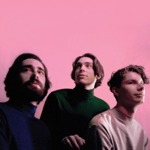 ดาวน์โหลดและฟังเพลง Strawberita พร้อมเนื้อเพลงจาก Remo Drive