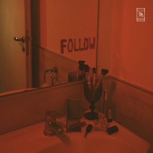 Dengarkan lagu Follow (feat. Dizkar) nyanyian 路壹 dengan lirik
