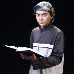Listen to Surah Luqman song with lyrics from Muhammad Vickry