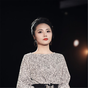 Dengarkan lagu 让我们一起点亮春天 (完整版) nyanyian 鸾煜 dengan lirik