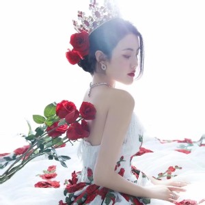 Listen to 爱还在 song with lyrics from 刘萱萱
