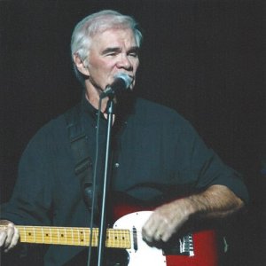 ดาวน์โหลดและฟังเพลง Pretty White Lace พร้อมเนื้อเพลงจาก Dickey Lee