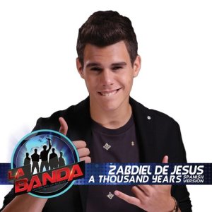 收聽Zabdiel De Jesús的A Thousand Years ((Spanish Version)[La Banda Performance]) (Spanish Version/La Banda Performance)歌詞歌曲