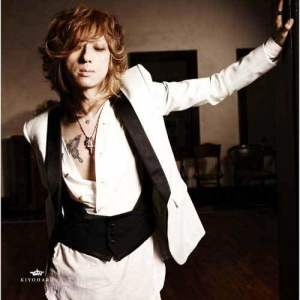 Dengarkan sari lagu dari Kiyoharu dengan lirik
