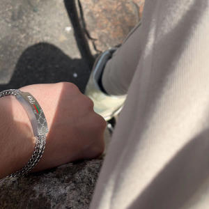 收聽LYU的Solar (Explicit)歌詞歌曲