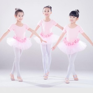 Dengarkan lagu 儿歌联唱 (青草小河边+聪明的小猕猴+冬天的童话+狮子滚绣球|Live) nyanyian Group Star dengan lirik