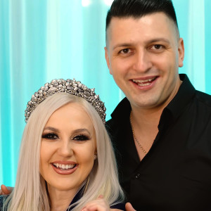 Listen to Acasa de Craciun song with lyrics from Adina Popovici
