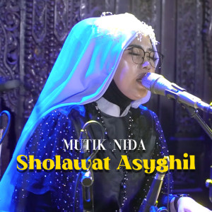 Dengarkan lagu Sholawat Asyghil nyanyian Mutik Nida dengan lirik